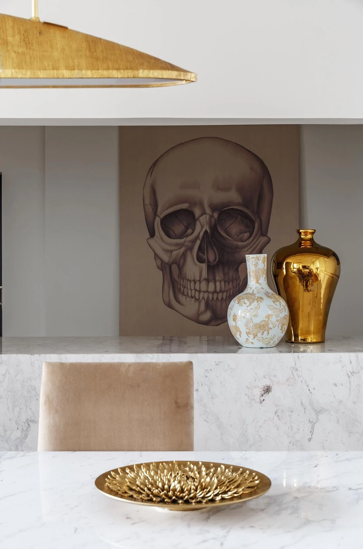 Detalle vertical de un showroom en Moscú, Rusia, con obra figurativa, cerámica y superficie de mármol.