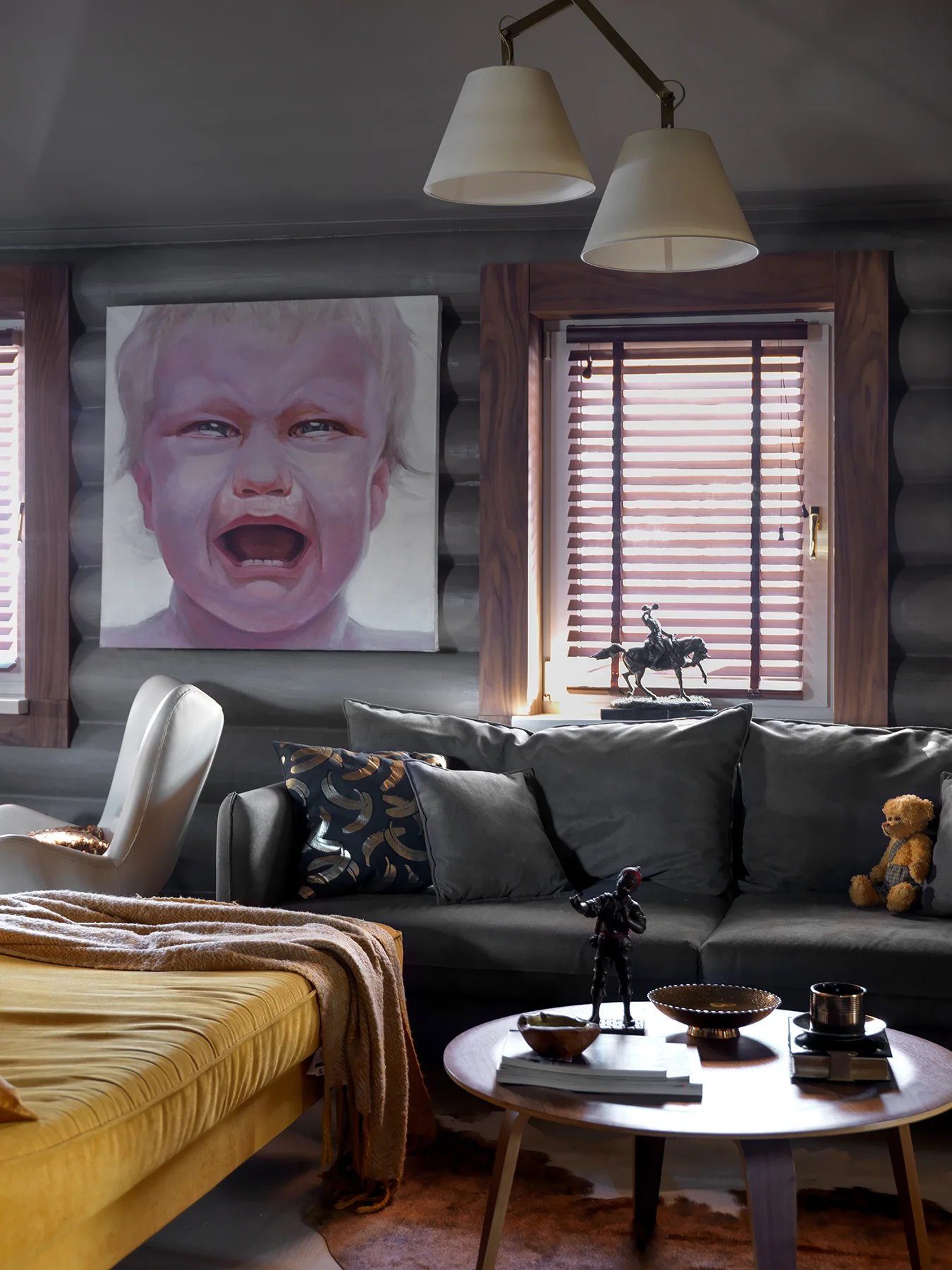 Gran pintura figurativa sobre un sofá gris con objetos de arte en una vivienda de Moscú.